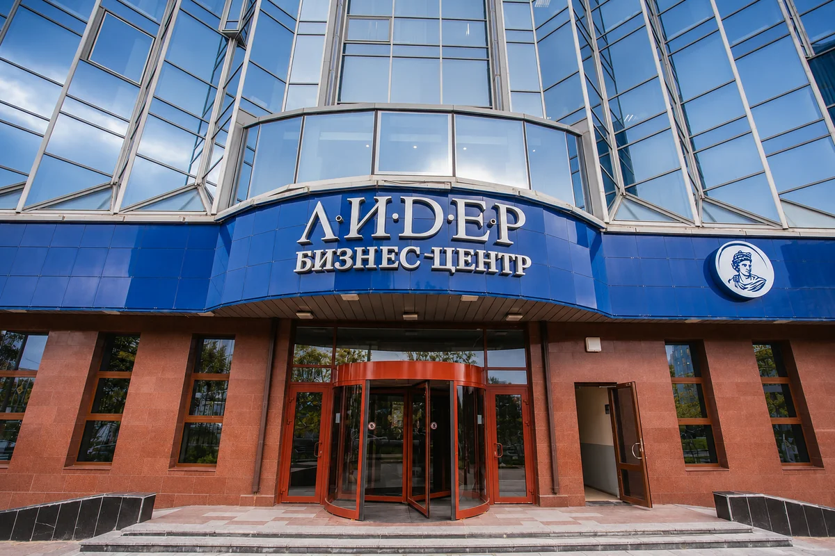 Вход в бизнес-центр «Лидер»