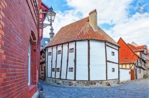 Ständerbau - старейший дом Европы, построенный по технологии фахверк в 1347 г. в Кведлинбурге, Германия Ständerbau - старейший дом Европы, построенный по технологии фахверк в 1347 г. в Кведлинбурге, Германия